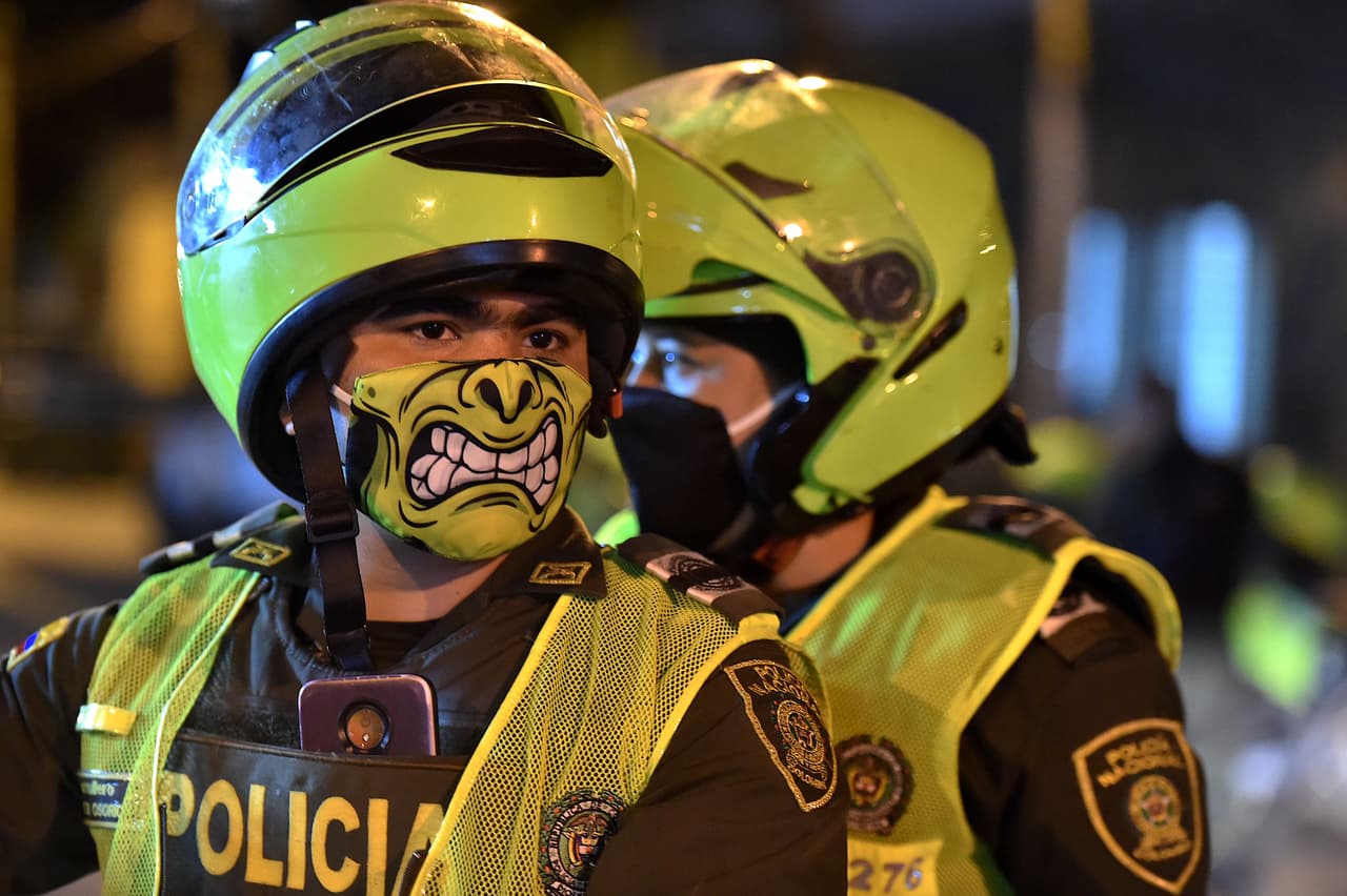 Policias de Cali, Colombia, hacen un recorrido por la ciudad con curiosas máscaras protectoras. 20 de marzo.