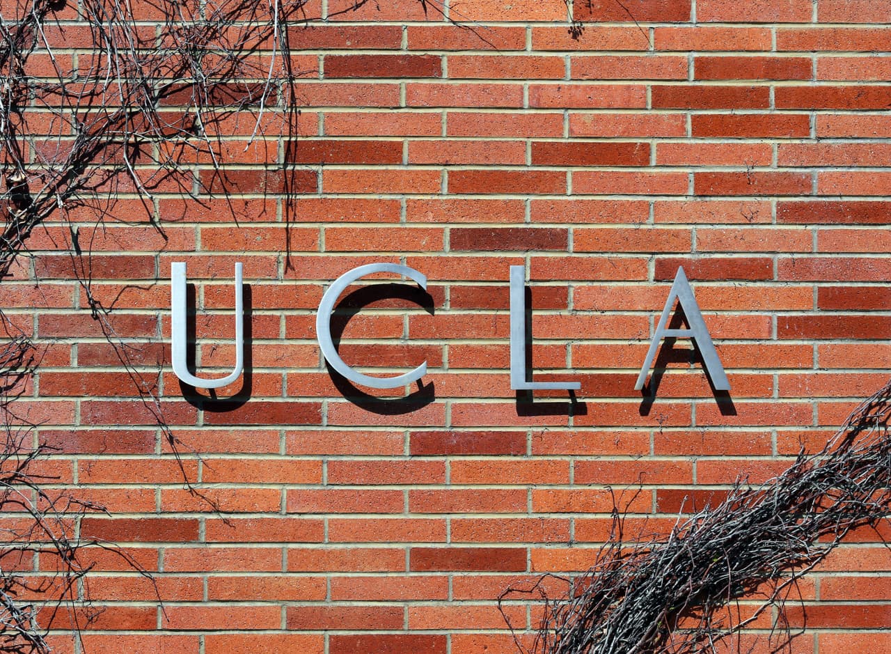Janet Napolitano, presidenta de la Universidad de California en los Ángeles, aseguró en enero que "
<a href="http://documents.latimes.com/uc-undoc-student-protections/">la policía del campus no ayudará a los agentes locales, estatales o federales</a> a investigar, detener o arrestar a estudiantes por violaciones de la ley federal de inmigración. También se le dirá a la policía que no entre en contacto, detenga, interrogue o arreste a individuos por sospecha de violaciones de inmigración".
<br>
<br>Su postura también 
<b>protege a cualquier persona admitida en las instalaciones médicas de la UCLA</b>, según el comunicado al que tuvo acceso Univision Noticias.
<br>
<br>