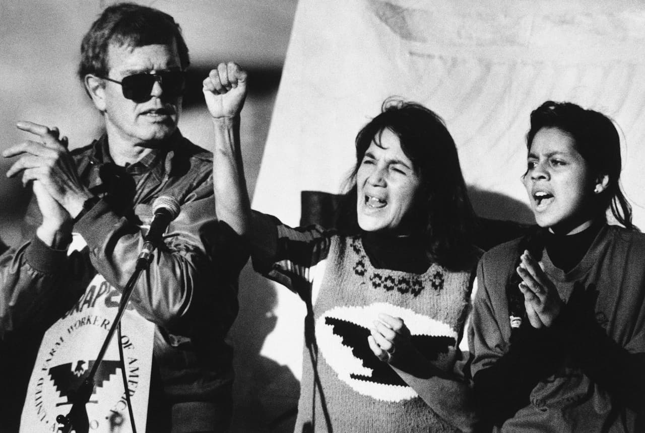 A la cabeza del sindicato de Trabajadores Agrícolas Unidos (UFW, por sus siglas en inglés), Huerta lideró numerosas manifestaciones como esta del 19 de noviembre de 1988 donde estuvo junto a Howard Wallace, en su momento presidente de la división de San Francisco de la UFW, y María Elena Chávez, hija de César Chávez.
<br>