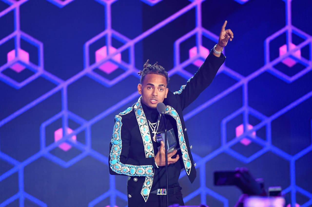 Ozuna estuvo involucrado en un tiroteo que cobró la vida del narcotraficante Carlos Baez Rosa, alias Tonka. El artista declaró que estaba en el lugar visitando unos amigos.