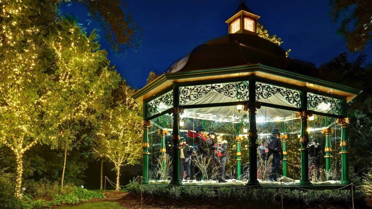 <h3 class="cms-H3-H3">Las principales atracciones de Holiday at the Arboretum </h3>
<br>
<b>Los 12 Días de Navidad: </b>Una de las atracciones más queridas del arboreto son los 12 quioscos estilo victoriano, que representan escenas navideñas con figuras animadas al ritmo de música tradicional. Esta exhibición, que celebra su décima edición, combina elegancia y creatividad, ofreciendo una experiencia visual única para toda la familia. 
<br>
<b>La Aldea Navideña:</b> Diseñada como un pintoresco pueblo europeo, ofrece una experiencia encantadora tanto de día como de noche. Durante el día, los visitantes pueden admirar las detalladas fachadas de las casitas, mientras que por la noche la aldea se ilumina con miles de luces que crean un ambiente mágico. Además, no puede faltar 
<b>la visita a la casa de Santa Claus</b>, quien estará listo para tomarse fotos y escuchar los deseos de los más pequeños.