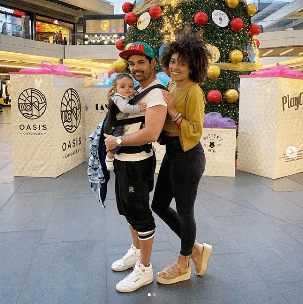Ferdinando Valencia está disfrutando de la temporada festiva desde las calles de la Ciudad de México. El actor publicó en 
<b><a href="https://www.instagram.com/p/B5RU5REh5ZK/" target="_blank">Instagram</a></b> una foto junto a su pareja Brenda Kellerman y su hijo Tadeo junto al árbol navideño de un centro comercial.
