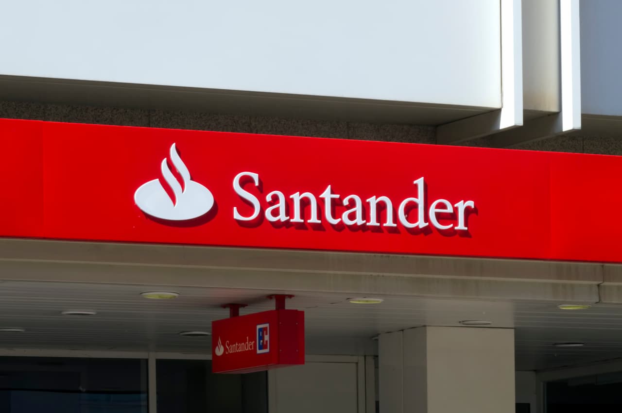 <b>Banco Santander.</b>
<br>
<br>Esta empresa aumentó su salario mínimo por hora a 15 dólares en 2018.
<br>
<br>“Nuestra gente es nuestro mayor activo (...) tenemos un compromiso de larga data de invertir en nuestros empleados y pagarles de manera justa y competitiva”, dijo Scott Powell, entonces director general de este banco, 
<a href="https://employeebenefits.co.uk/issues/february-2018/santander-pay-increase-us-staff/"><u>en un comunicado</u></a>.