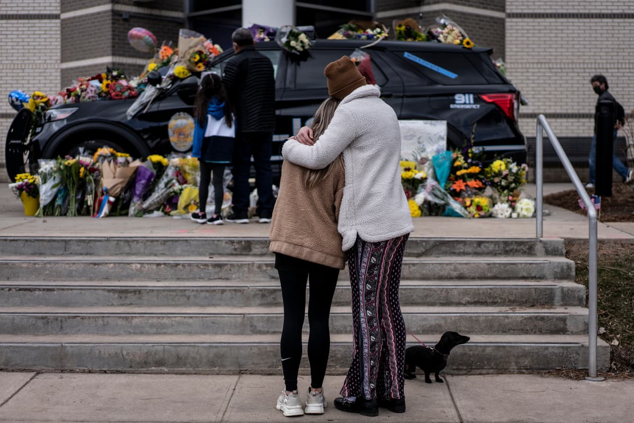 Sarah O'Keefe y Maura Kieft rinden respeto al 
<a href="https://www.univision.com/noticias/estados-unidos/victimas-del-tiroteo-masivo-en-boulder-colorado-policia-siete-hijos-sin-padre">oficial Eric Talley, el primero en llegar a la escena del tiroteo</a>, que resultó herido de muerte. La patrulla que conducía Talley fue cubierta de flores y mensajes en memoria del oficial fallecido.