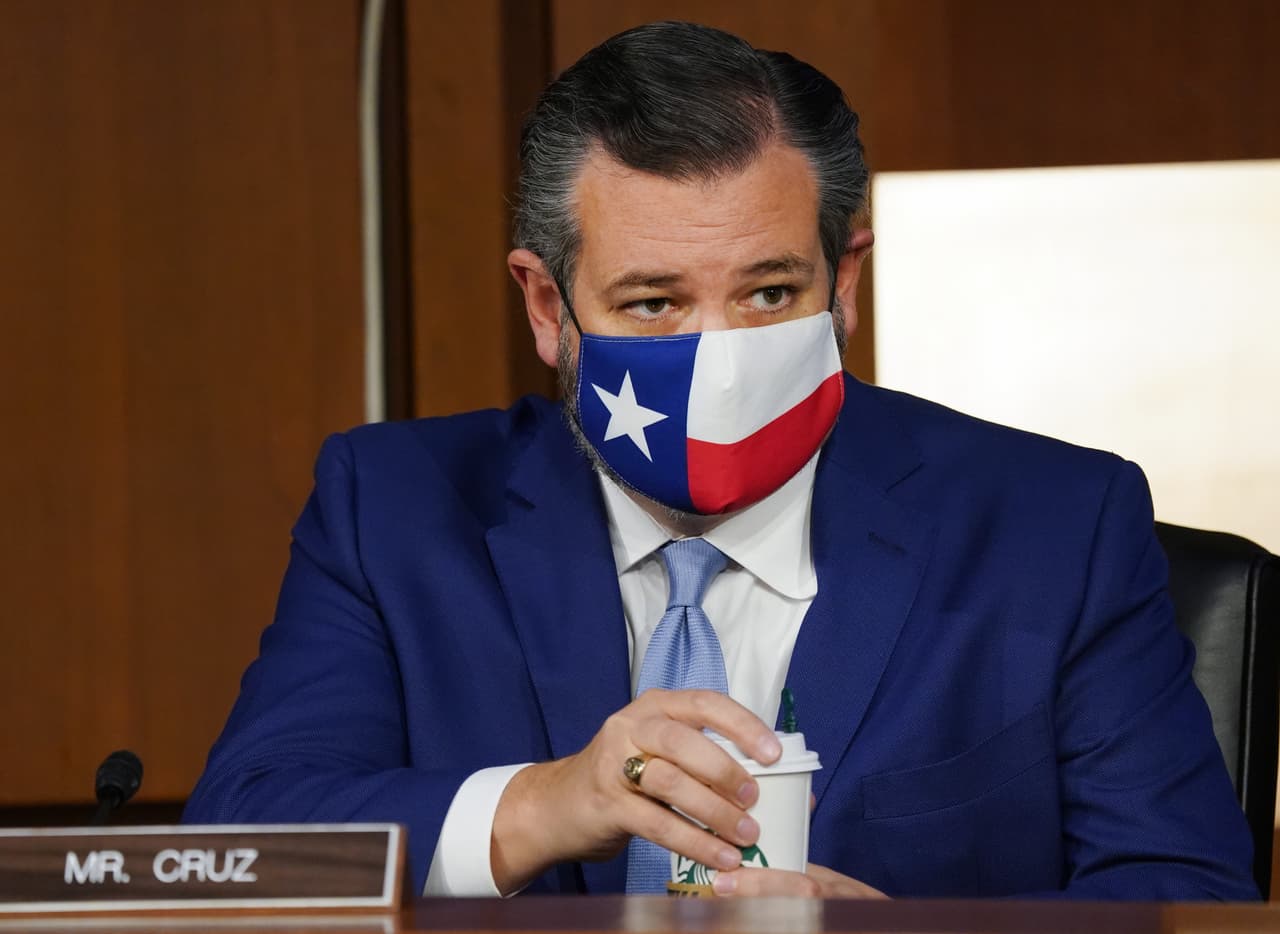 Horas antes de que Paxton anunciara que presentaría la demanda contra esos cuatro estados, el senador Ted Cruz había ofrecido sus servicios como experto legal a Trump para defender su causa si una demanda presentada por su equipo en Pensilvania prosperaba y llegaba a la Corte Suprema. La demanda fue descartada. La noche del miércoles, el senador dijo que había sido invitado por el actual presidente para representarlo de prosperar la demanda de Texas, aun cuando en múltiples demandas (más de 30) el presidente no ha podido demostrar con pruebas la existencia de tal fraude.