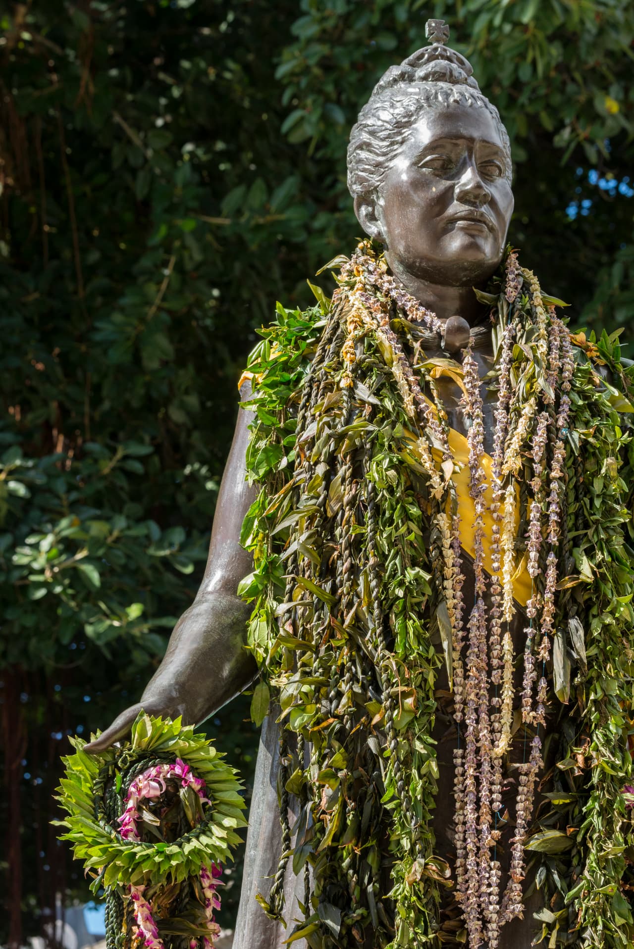 <b>La reina Liliʻuokalani.</b> Fue la última líder de la monarquía indígena que gobernó Hawái hasta 1893, cuando fue derrocada. Luchó contra la colonización y la anexión del archipiélago a Estados Unidos, lo que finalmente se concretó en 1950. Este monumento se encuentra en Honolulú, Hawái
<br>