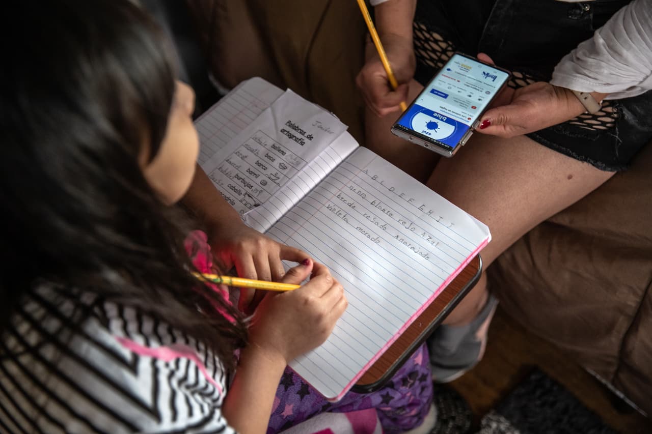 El cierre de escuelas por la pandemia ha puesto bajo presión a los padres de familia.