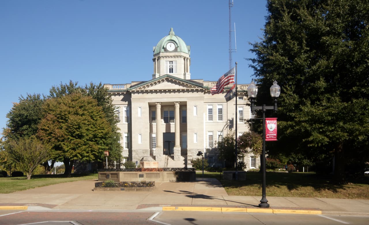 <h3 class="cms-H3-H3">7. Cape Girardeau, Missouri-Illinois</h3>
<br>
<br>💵 
<b>Tasa de pobreza concentrada: </b>28.9%
<br>
<br>💵
<b> Tasa de pobreza en general: </b>16.3%
<br>
<br>💵
<b> Barrios en extrema pobreza: </b>4 de 25.
<br>
<br>💵 
<b>Ingreso promedio por hogar: </b>$32,882 en barrios pobres, $70,861 en el resto.
<br>