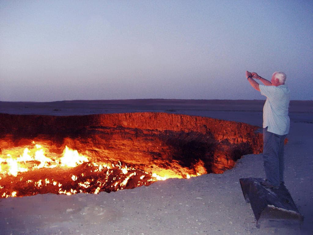 <b>¿Con ganas de hacer campismo? </b>Cientos de turistas viajan al desierto cada año para presenciar el cráter en todo su esplendor. Las zonas cercanas se han popularizado entre los campistas, que hacen el recorrido para apreciar el curioso fenómeno.