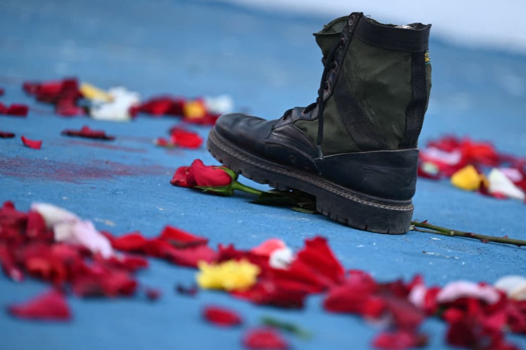En el altar instalado en San Salvador se colocó también 
<b>una bota que representa la represión policial sobre una rosa, una mujer</b>. La detención en Tulum de Victoria Salazar fue grabada por dos testigos; en ella se escucha a la mujer gemir antes de perder la vida. Las manifestantes expresaron que la muerte de Salazar es muestra de cómo 
<b>los centroamericanos son tratados en México</b>.