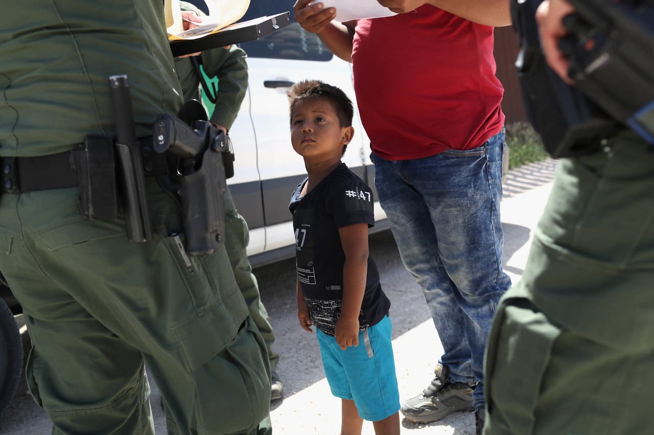 Qué significa la oferta de reunificación de familias migrantes anunciada por Mayorkas
