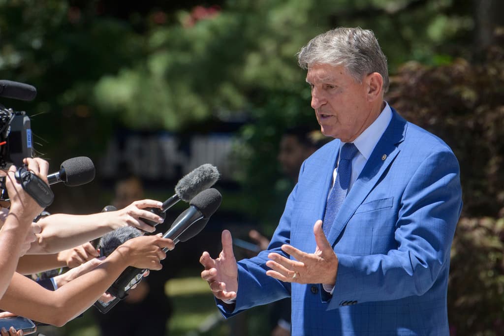Manchin, senador demócrata que se volvió independiente, pide a Biden "pasar la antorcha" y salir de la carrera presidencial