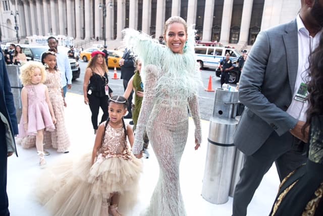 Beyonce sorprendió a sus fans a su arribo a los premios MVAs con la compañía de su pequeña Bluye Ivy.