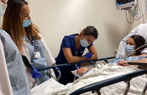 La posibilidad de estar sufriendo un ataque al corazón no le pasó por la mente a Margarita Piñeiro hasta que vomitó en el cambio hacia el hospital.
