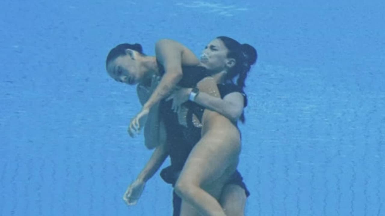 Andrea Fuentes, entrenadora de Anita Álvarez, cuenta que vio cómo la nadadora estaba hundiéndose tras desmayarse y corrió de inmediato para auxiliarla. "La alcancé, la saqué a la superficie e intenté calmarla y hacerla respirar", precisó. La deportista estadounidense se está recuperando tras el impase que sufrió durante el Mundial de Natación. 
<b>Más información en <a href="https://www.univision.com/noticias" target="_blank">Univision Noticias</a>. </b>