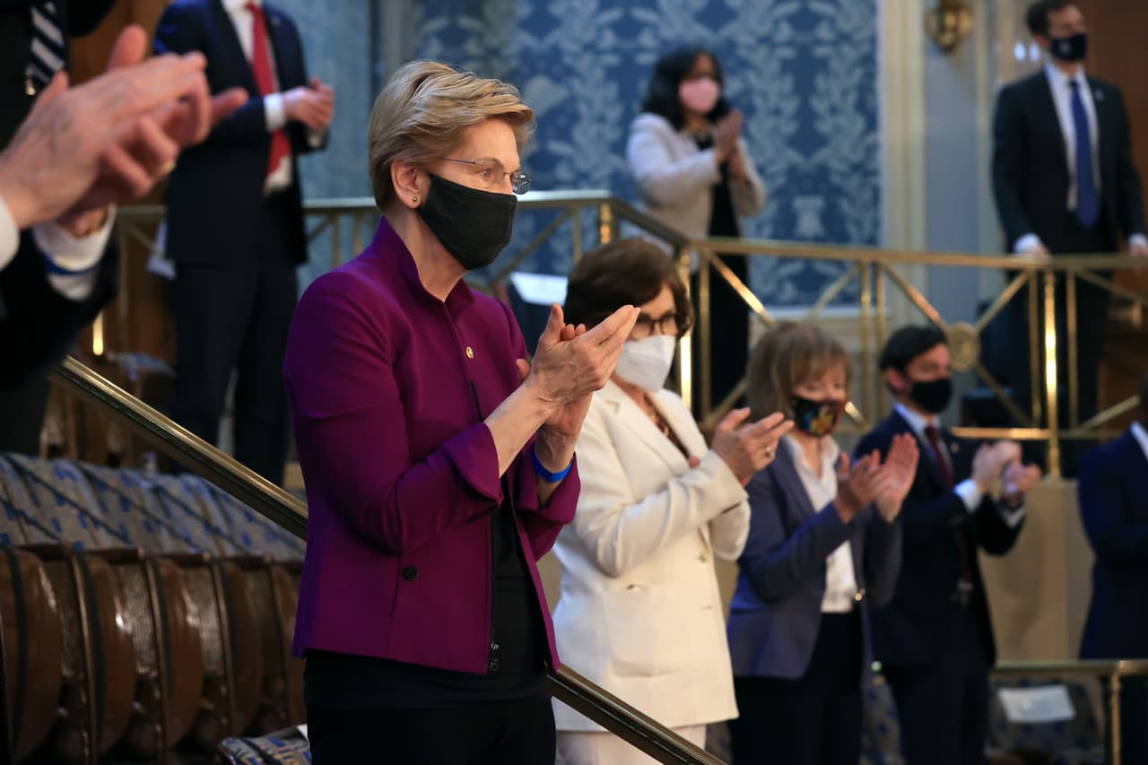 La senadora 
<a href="https://www.univision.com/temas/elizabeth-warren-1">Elizabeth Warren</a>, en primer plano, aplaude a Biden durante el discurso. El mandatario exhortó al Congreso a aumentar el salario mínimo a $15 la hora y a aprobar una ley que protege el derecho a sindicalizarse.