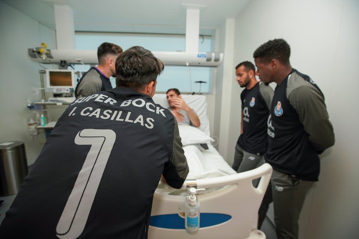 Todos los jugadores usaron una playera con el nombre de Iker Casillas durante la visita.