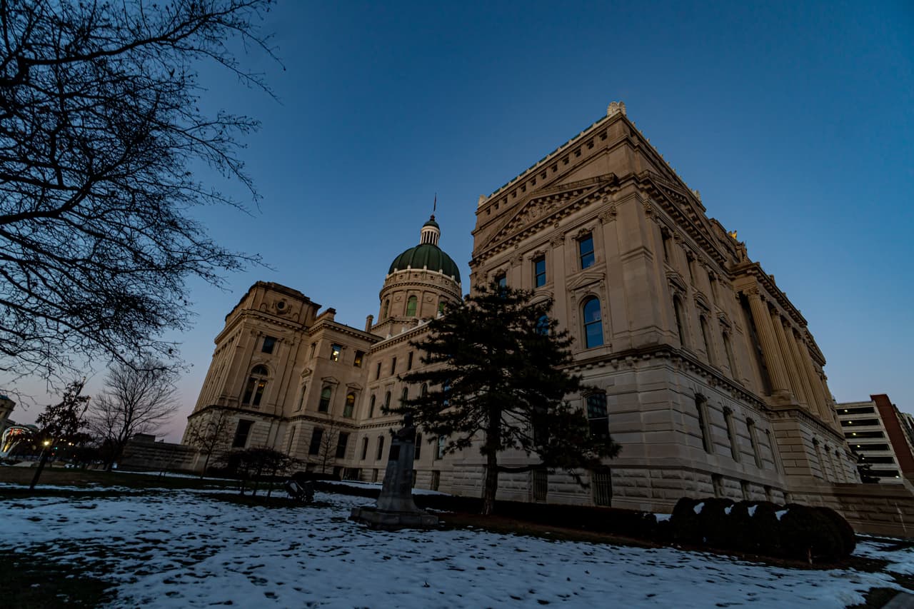 <h2 class="cms-H2-H2">Indianápolis, Indiana</h2>
<br>
<br>“Las temperaturas continuarán bajando hasta 15º F en menos de una hora durante la noche de este viernes”, informó el centro del NWS en Indianápolis. “Las superficies se congelarán rápidamente durante la noche”, añadió, además de advertir que se esperan caídas de nieve de entre 3 y 5 pulgadas (7 y 12.7 centímetros) este fin de semana. Se esperan temperaturas mínimas entre los 0º F (-17.7º C) y los 4º F (-15.5º C) entre viernes y sábado.
<br>