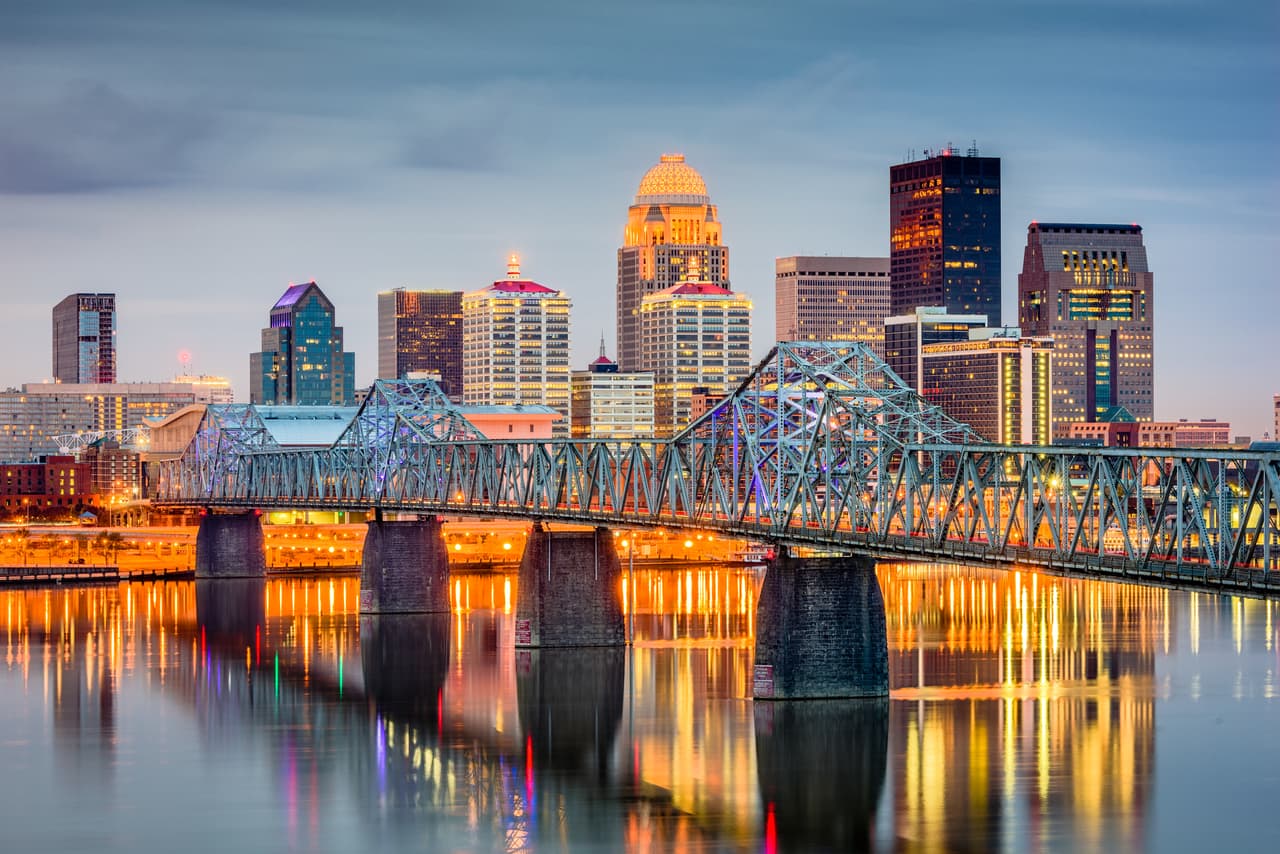 <h3 class="cms-H3-H3">9. Kentucky</h3>
<br>
<br>🏘️ Población: 4,509,394 habitantes.
<br>
<br>🏘️ Esperanza de vida: 75.1 años.
<br>
<br>🏘️ Ingreso promedio por familia: $55,573
<br>
<br>🏘️ Valor promedio de la vivienda: $173,300
<br>
<br>🏘️ Costo de la vida representado como el porcentaje del total del ingreso promedio por familia: 15.6%
<br>
<br>🏘️ Tasa de desempleo (agosto 2022): 3.7%
<br>