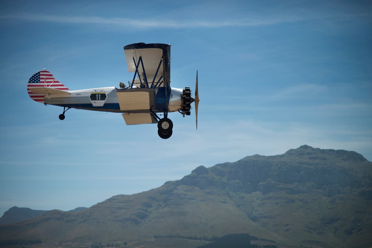 El veterano piloto acrobático 
<b>Eddie Andreini</b>, de 77 años, perdió la vida después de que su avión 
<b>1944 Boeing Stearman</b> modificado cayó al suelo y se incendió mientras intentaba una peligrosa maniobra área en el “Thunder Over Solano Airshow” el 4 de mayo de 2014 en la Base Aérea Travis.