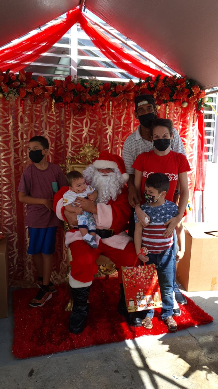 Los agentes tomaron la iniciativa de escoger a varias familias con necesidades especiales y le obsequiaron varios regalos.