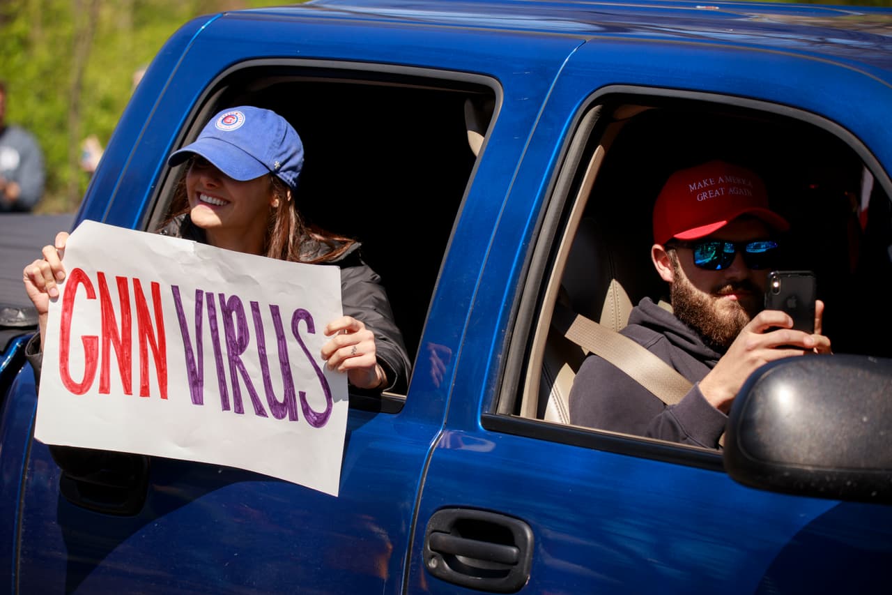 <b>“El virus de CNN”</b>, uno de los mensajes vistos en la manifestación de Indianápolis. La semana pasada, el presidente Trump dio unas directrices para la reanudación de las actividades, pero reconoció que los gobernadores tienen la última palabra en cada uno de sus estados.