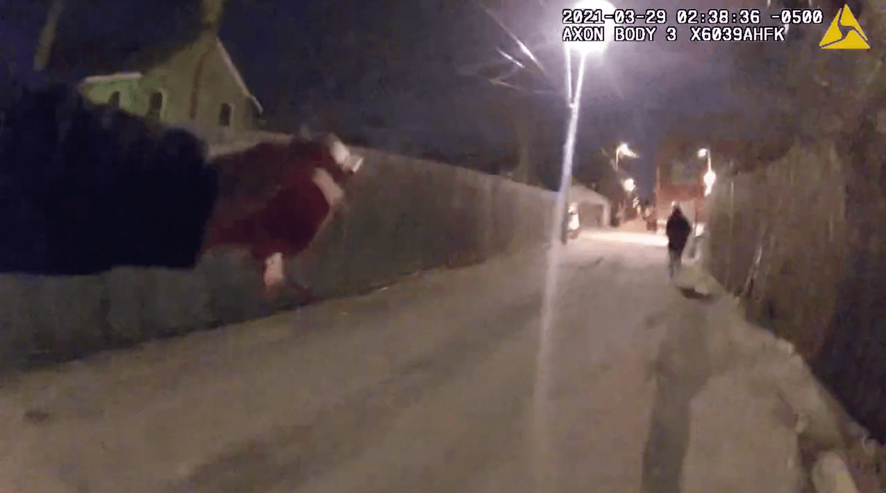 El 
<a href="https://www.univision.com/local/chicago-wgbo/policia-disparo-adam-toledo-reportes-conducta-abuso-fuerza">policía</a> grita a Toledo y le pide que se detenga de inmediato. El niño sigue corriendo.