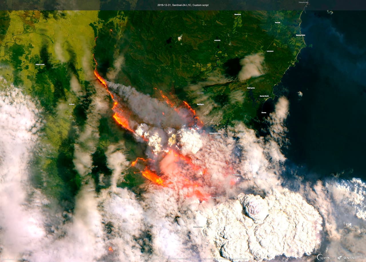 El fuego al sureste de Australia visto desde el espacio. Las autoridades de ese país ordenaron la evacuación de miles de personas para evitar que sean afectadas por los fuegos, que desde el pasado lunes 
<a href="https://www.univision.com/noticias/mundo/el-cielo-tenido-de-rojo-imagenes-de-los-peores-incendios-en-australia-desde-el-inicio-de-la-temporada-fotos">han cobrado al menos ocho vidas</a>.