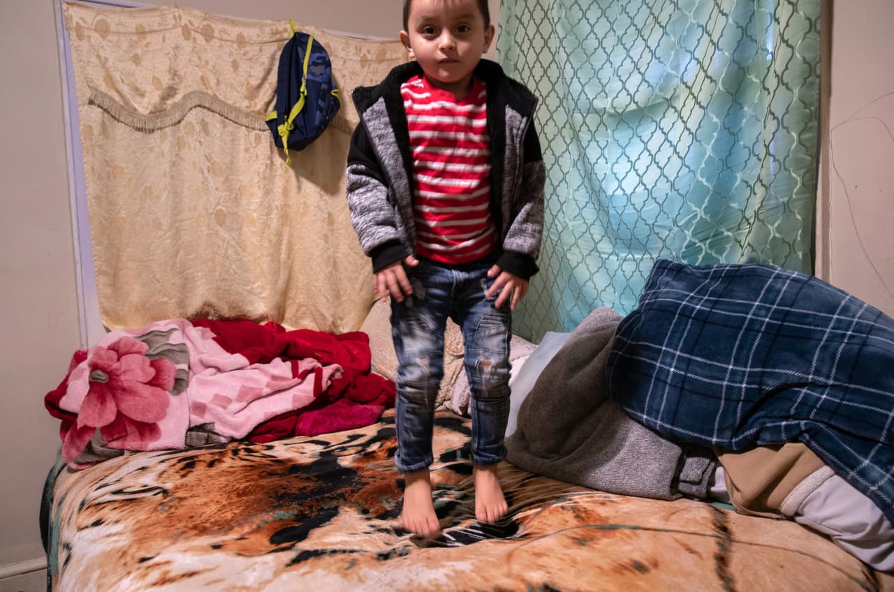 Saltar en la cama, una de las pocas diversiones de un migrante de cuatro años asilado por el coronavirus. La crisis ha afectado también el desarrollo del censo, que se realiza cada 10 años. En algunas zonas con altas concentraciones de residentes hispanos están reportando una tasa de respuesta muy por debajo del promedio nacional y la pandemia amenaza con dificultar todavía más el proceso. 
<a href="https://www.univision.com/noticias/politica/el-coronavirus-hace-mas-dificil-para-los-hispanos-contarse-en-el-censo-2020">Vea aquí cómo el coronavirus hace más difícil para los hispanos contarse en el Censo 2020 </a>