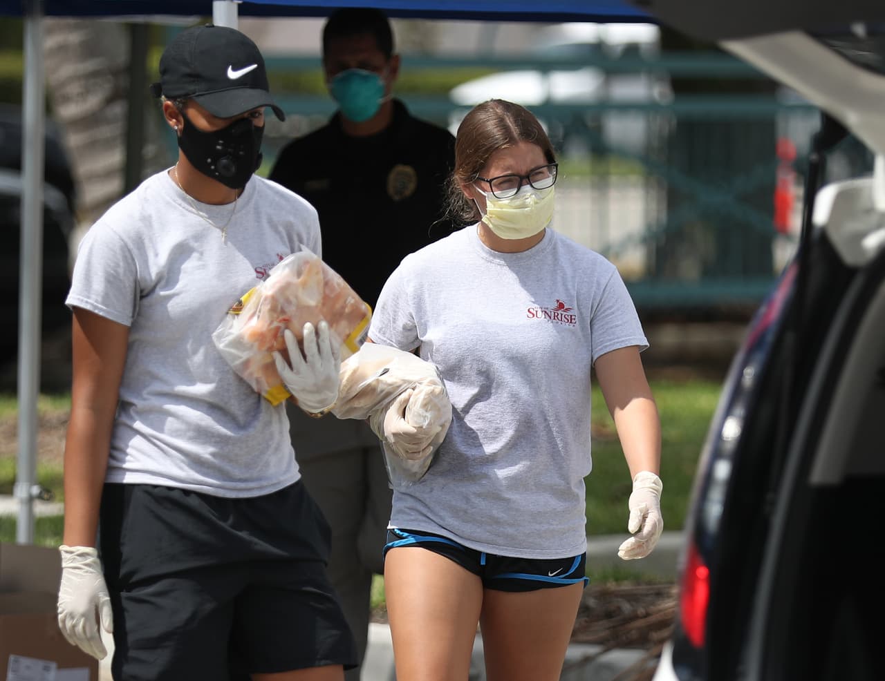 El condado Miami-Dade también está ofreciendo llevar alimentos a domicilio a las personas mayores de 65 años con limitaciones. Solo debe llamar por teléfono al número 
<b>311</b> y semanalmente le estarán llevando los alimentos de forma gratuita.