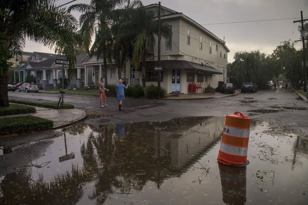 Los residentes salen a evaluar los daños causados por el huracán Zeta el miércoles 28 de octubre de 2020, cerca del restaurante Patois en Nueva Orleans. Al menos dos personas murieron a consecuencia del meteoro.