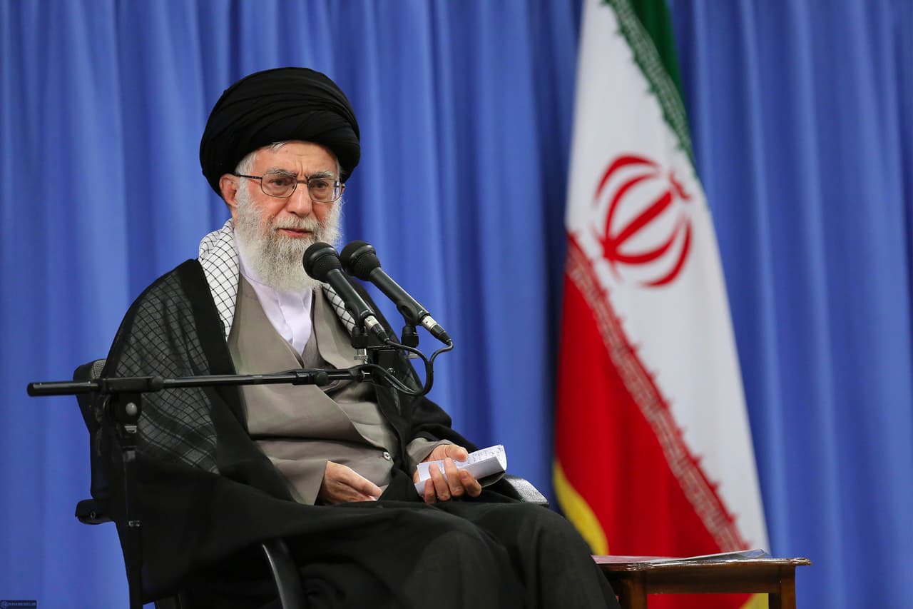Fotografía oficial del líder supremo iraní, el ayatola Alí Jamenei, difundida por su oficina, durante un mensaje que dio en Teherán, Irán, el lunes 1 de agosto de 2016.