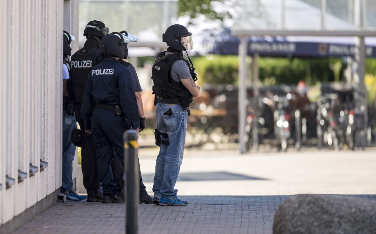 Policías fuertemente armados en el área de cines en Viernheim, Alemania.