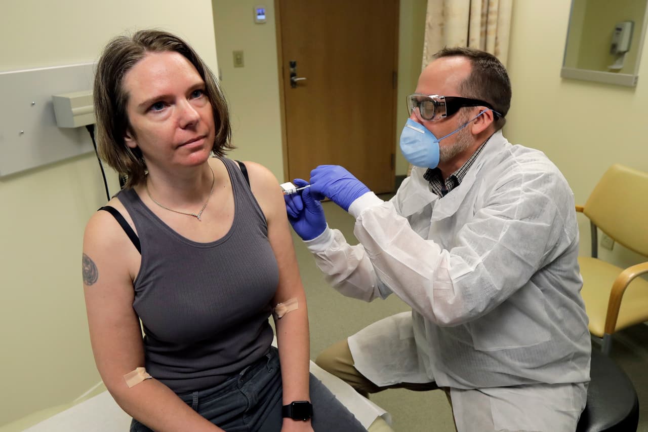<b>La primera prueba de vacuna en EEUU (16 de marzo). </b>Jennifer Haller, 
<a href="https://www.univision.com/noticias/salud/la-carrera-por-la-vacuna-contra-el-coronavirus-asi-fueron-las-primeras-pruebas-en-humanos-en-estados-unidos-fotos-fotos">la primera voluntaria en recibir una dosis de prueba para una vacuna</a> en EEUU en un Instituto de investigación de Seattle, Washington. En esa ciudad murió la primera persona por el coronavirus en EEUU el 28 de febrero.