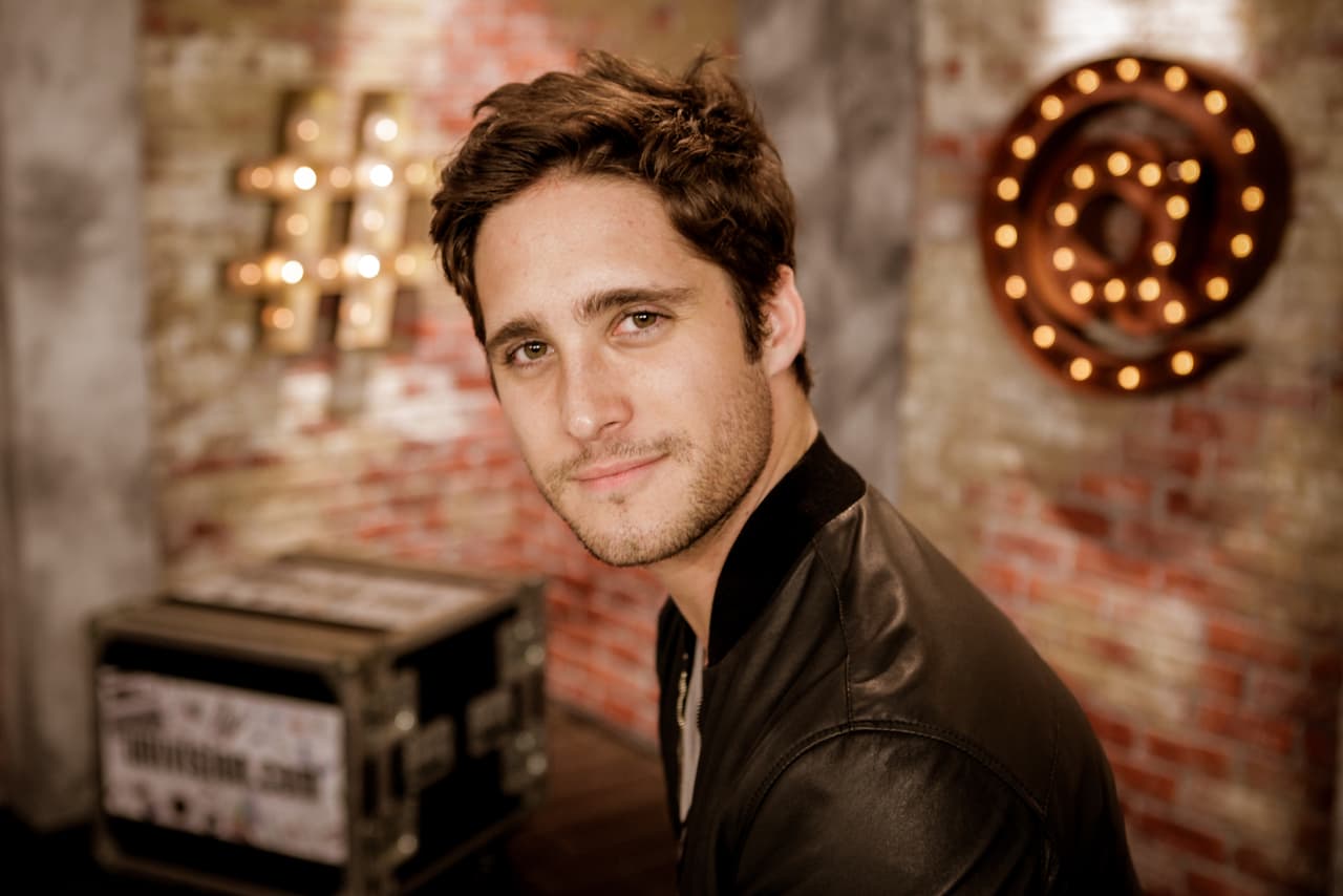 El primero con el que se rumoró tenía algo más que una amistad fue Diego Boneta.