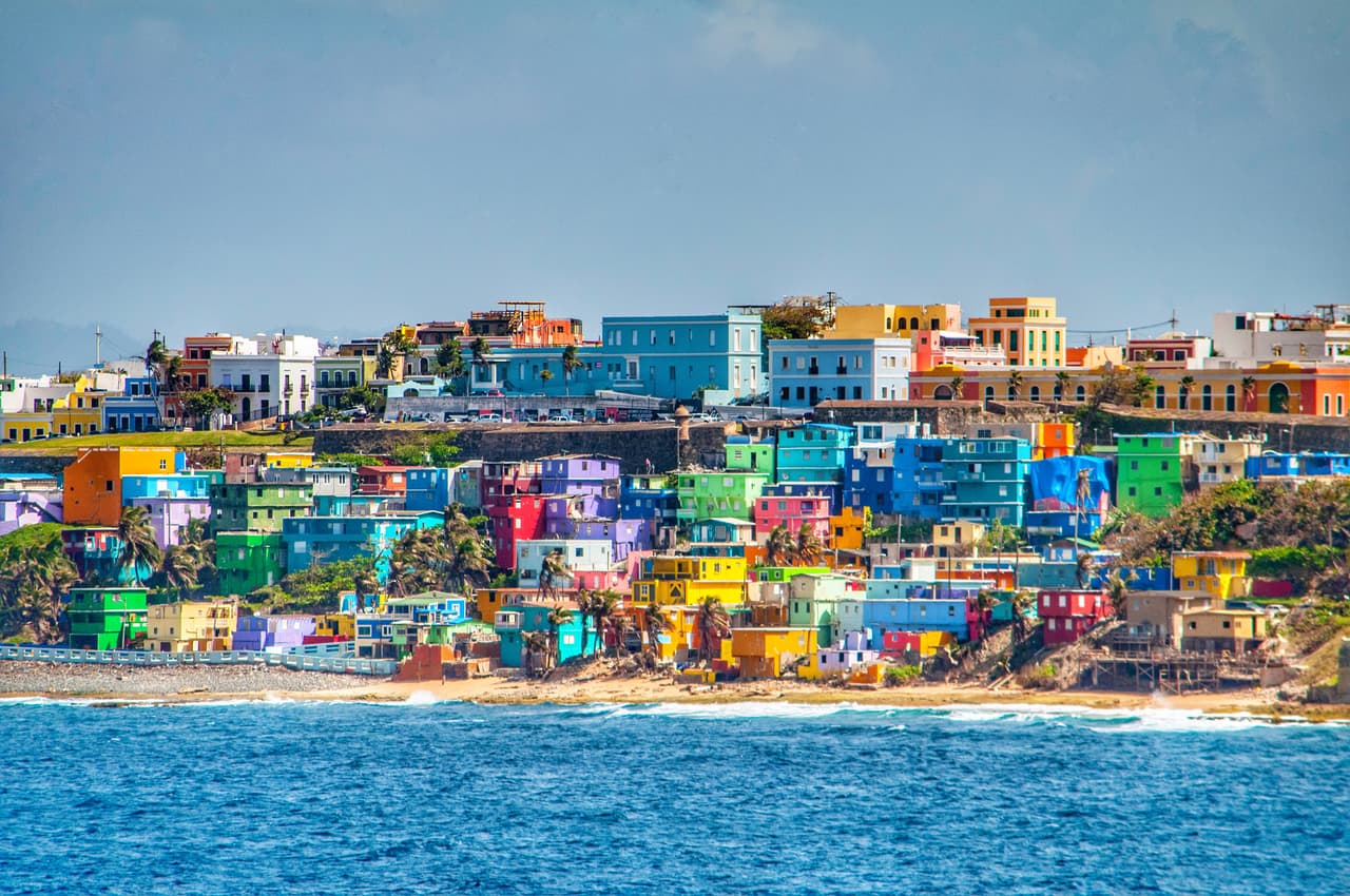<b>Estados o territorios que perdieron viviendas: Virginia Occidental y Puerto Rico</b>
<br>
<br>Solo en Virginia Occidental y en Puerto Rico (en la fotografía, tomada en 2018) se redujeron las unidades de vivienda en los últimos 10 años. El Censo 2020 contabilizó 126,817,580 unidades de vivienda ocupadas y 13,681,156 unidades desocupadas en total en Estados Unidos.