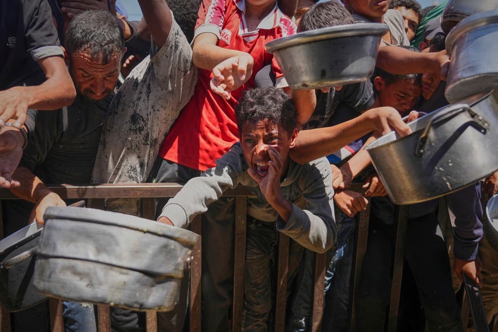 Una pareja de médicos de Gaza perdió 9 de sus 10 hijos en un solo bombardeo israelí: “algunos quedaron carbonizados”