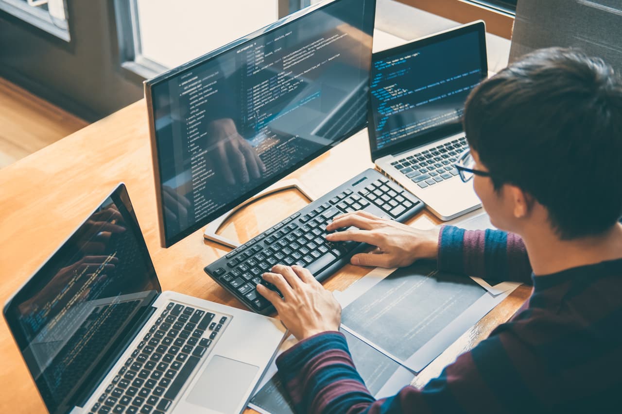 <b>Puesto 23. Desarrollador/a web.</b> Salario promedio: 69,430 dólares. Tasa de desempleo: 1.3%. Estos profesionales crean los componentes básicos para que un sitio web sea atractivo y fácil de usar. Tienen la tarea de asegurarse de que los portales funcionen bien y satisfagan las necesidades de los usuarios. Se espera que el empleo crezca 13% para 2028.
<br>