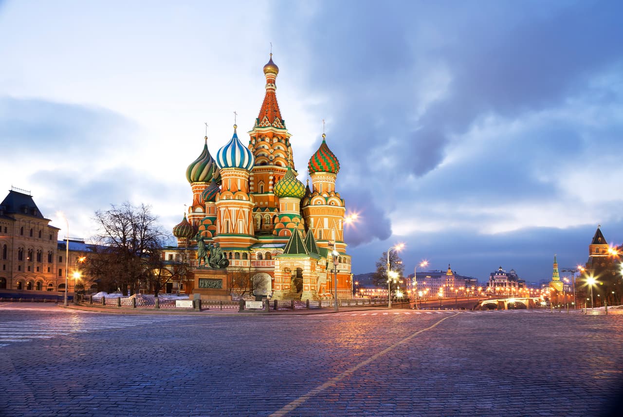 La Catedral de San Basilio es sólo una de las monumentales edificaciones que ofrecen visitas inolvidables (y gratuitas) en Moscú, la capital de Rusia. Aunque es cierto que en este país no predominan los precios bajos, Lonely Planet considera que lo uno ahorra en transportación gracias al Tren Transiberiano y a las líneas aéreas de bajo costo, logran que 
<b>recorrer Rusia de punta a punta sea mucho más económico de lo que podría imaginarse.</b> | Foto: iStock. 
<br>
