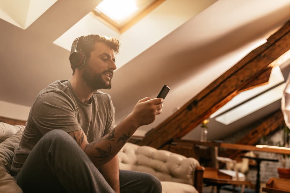 <b>LEO</b>
<br>Es súper activo, así que serán de los primeros en aburrirse en su encierro y buscar cosas qué hacer. Pero qué mejor remedio que aislarse de todo y de todos con un par de audífonos y escuchar su música favorita. ¿Ese disco que no escuchan entero desde hace una década? ¡Revívelo y disfruta!