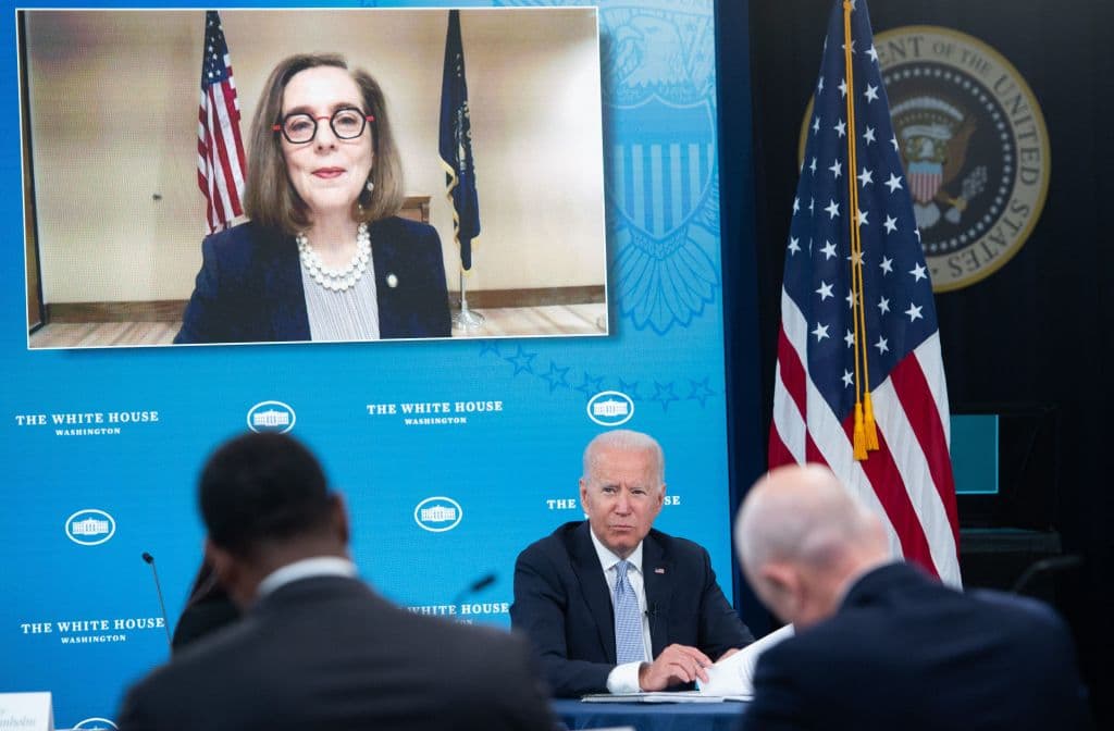 Oregon es otro de los estados con una mujer al frente de su gobernación. 
<b>Se trata de Kate Brown, del Partido Demócrata.</b> En la imagen está en una reunión telemática con el presidente Joe Biden y funcionarios del gobierno para abordar los incendios en su estado de junio.