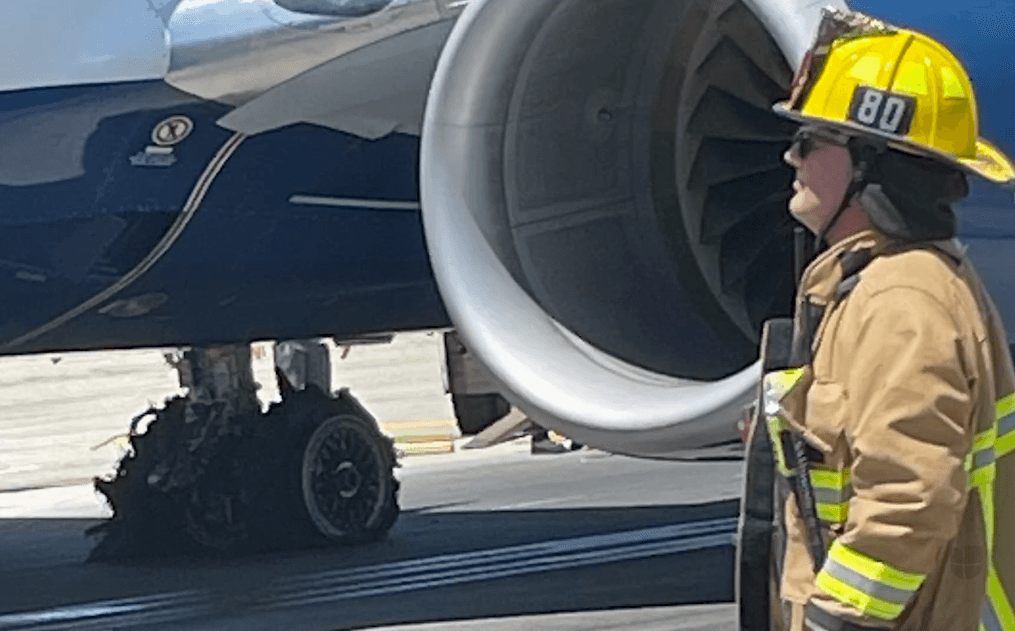 Revientan dos neumáticos durante aterrizaje de avión de pasajeros