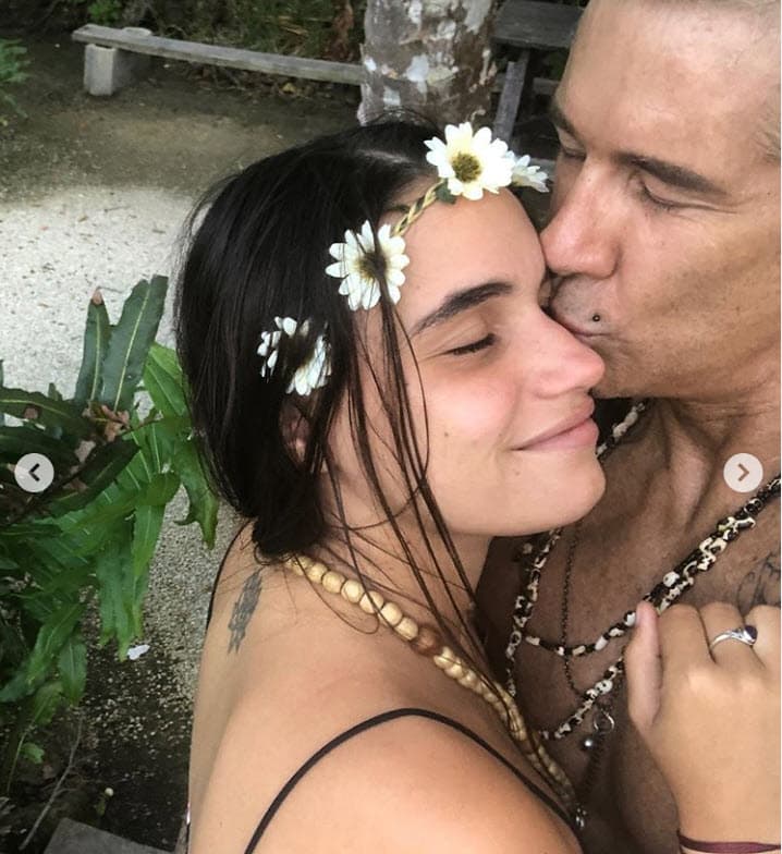 Pero eso no los exime de las críticas. En varias ocasiones, el actor de 50 años ha sido blanco de ataques por parte de sus seguidores, quienes de manera irónica 
<b><a href="https://www.univision.com/famosos/es-tu-hija-o-tu-novia-fernando-carrillo-defiende-su-romance-con-una-joven-pintora-fotos" target="_blank">le preguntan si es su hija. </a></b>
<br>