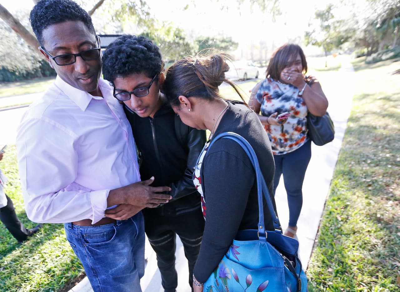 "Hay niños inocentes muertos en charcos de su propia sangre": así cuentan los sobrevivientes la masacre de Parkland