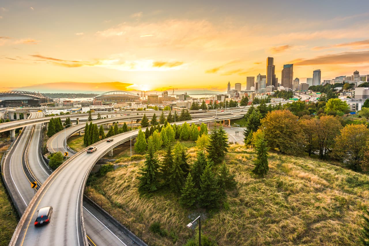 <b>Puesto 19: Seattle, Washington. 4.64 Puntos.</b> Las variables tomadas en cuenta en el análisis incluyen la demanda de desinfectante de manos, la cantidad de recolectores de reciclaje y el mercado de vehículos eléctricos, entre otras. La máxima puntuación de esta ciudad fue en la categoría ‘recolección de basura’, en la que obtuvo 8.24 puntos.