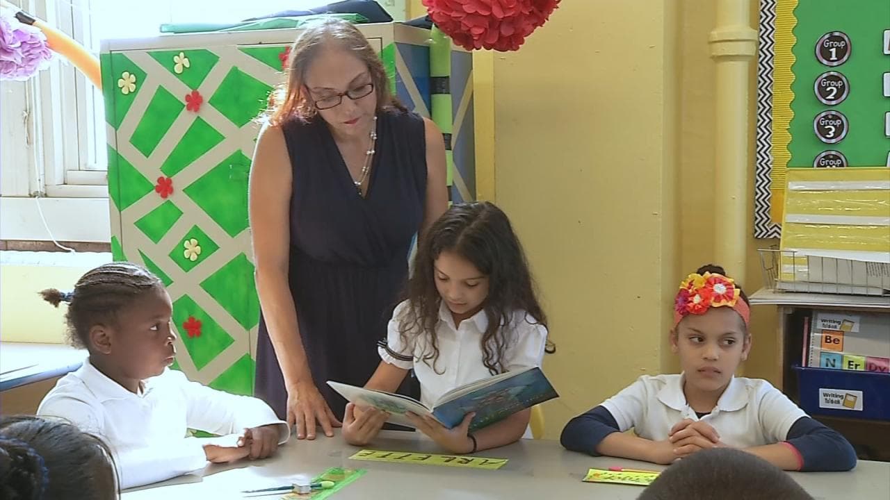 El calor del verano y la falta de aire acondicionado no impiden que Arlette y sus compañeros disfruten de sus clases.