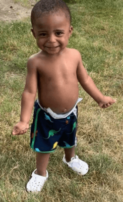 <h3 class="cms-H3-H3">Ace Lucas</h3>
<br>
<br>Este bebé de un año de edad fue asesinado el 22 de julio de 2020 en Canton, Ohio, mientras él y su hermano gemelo 
<b><a href="https://www.fbi.gov/wanted/seeking-info/ace-lucas" target="_blank">estaban durmiendo en el sofá de su casa </a></b>cuando diversas balas los impactaron. 
<br>
<br>El gemelo de Ace 
<b>sigue recuperándose de las heridas sufridas. </b>
<br>
<br>La investigación 
<b>pudo encontrar a tres hombres sospechosos</b> -aunque sin identificar-, gracias a un video de vigilancia de la zona. Se cree que por lo menos uno de ellos pueda estar en Chicago, Illinois. 
<br>
<br>El FBI está ofreciendo 
<b>una recompensa de hasta 25,000 dólares</b> por información que conduzca al arresto y condena de las personas responsables del homicidio de Ace Lucas. 
<br>