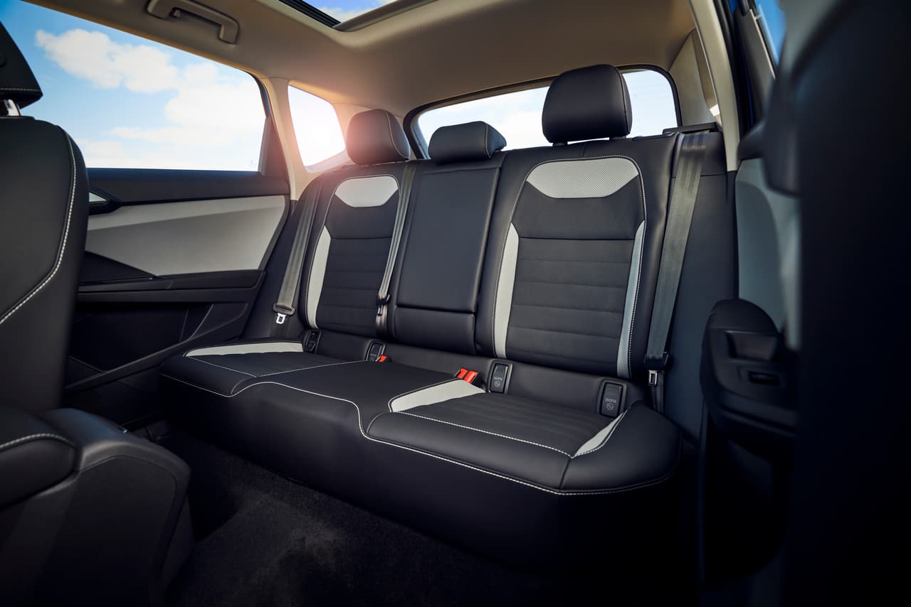 Los asientos pueden estar recubiertos de tela o bien de cuero sintético o cuero convencional. Así también, tiene disponible opciones como faros automáticos, botón de encendido, memoria de asiento de ocho posiciones, limpiaparabrisas con sensor de lluvia, volante recubierto de cuero sintético con calefacción, asientos delanteros con calefacción y ventilación y espejos laterales con calefacción.