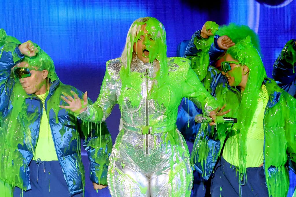 Cenizas humanas, botellas de agua o teléfonos: los inusuales objetos que lanzan últimamente los fans a sus ídolos en los conciertos