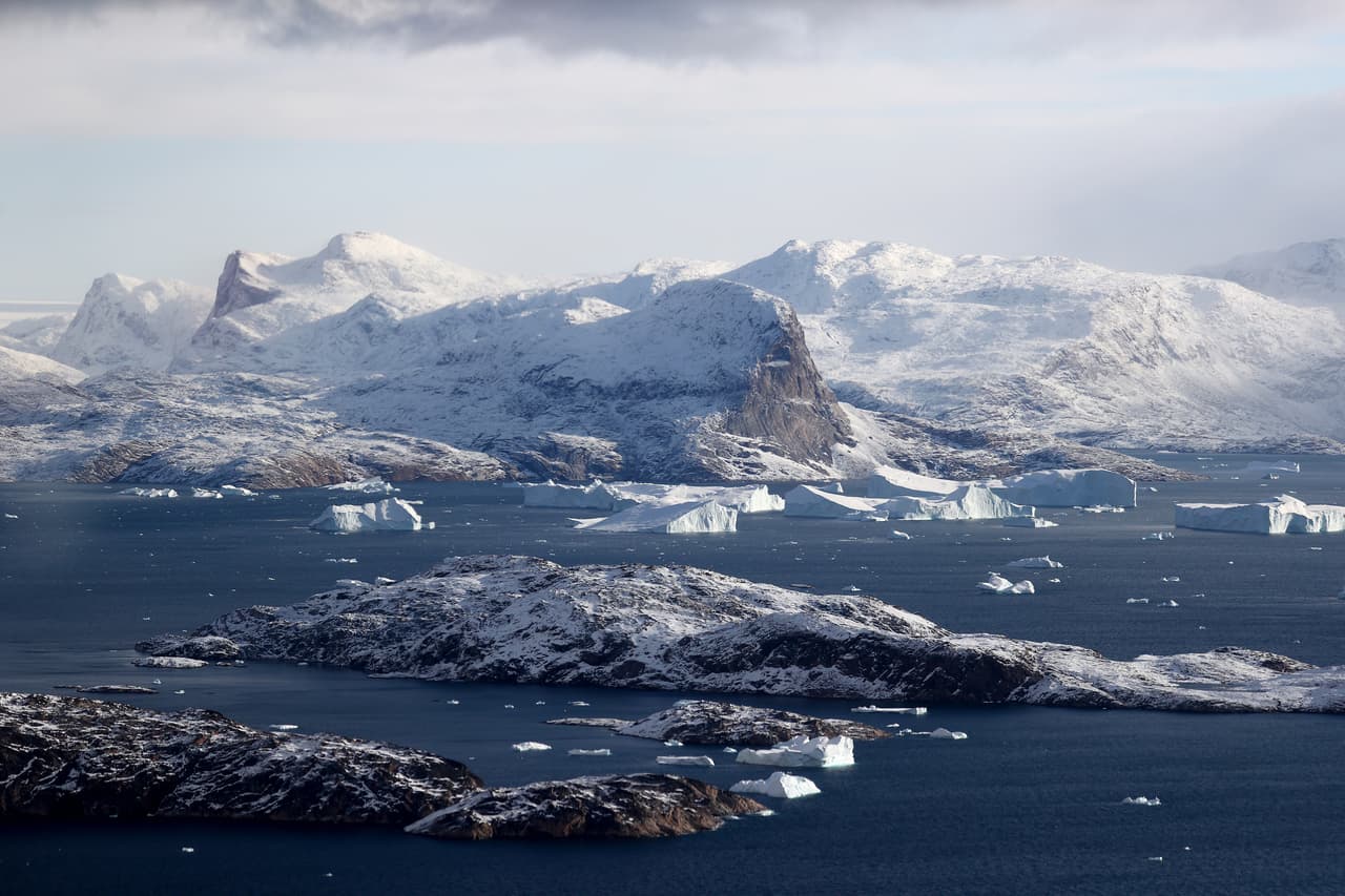 El hielo derritiéndose en Upernavik, Groenlandia, en septiembre de 2021. “Sin embargo, hay razones para ser optimistas. Sabemos que establecer y cumplir objetivos significativos para reducir las emisiones (que causan el calentamiento de la Tierra) podría reducir las pérdidas de hielo de Groenlandia, y todavía hay tiempo para lograrlo”, agregó Leeds.
<br>